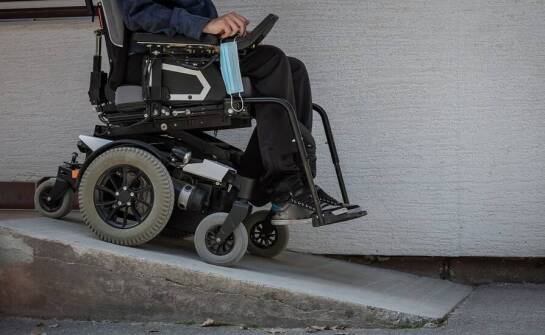 Dostawka elektryczna do wózka inwalidzkiego: jak poprawić mobilność użytkownika?