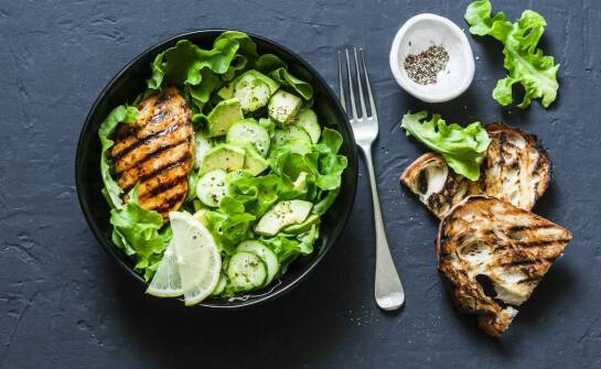 Jakie korzyści płyną z wyboru diety niskowęglowodanowej w cateringu?