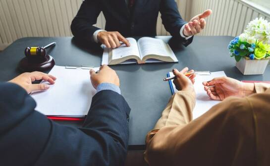 Porady prawne dla właścicieli i zarządców nieruchomości – kiedy warto skorzystać z usług radcy prawnego?