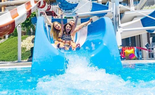 Czy hotel przy wodnym parku oferuje udogodnienia dla rodzin z dziećmi i zwierzętami?