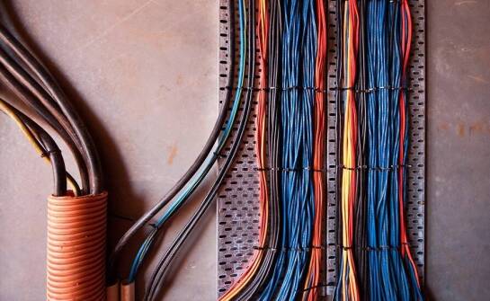 Korytka z drutu cynkowanego: Wytrzymałość i zastosowanie