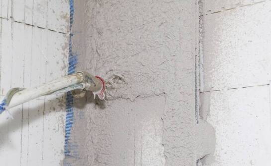 Przewaga tynków maszynowych nad tradycyjnymi metodami tynkowania