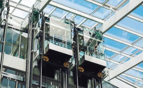 Montaż dźwigów osobowych jako inwestycja w komfort i bezpieczeństwo