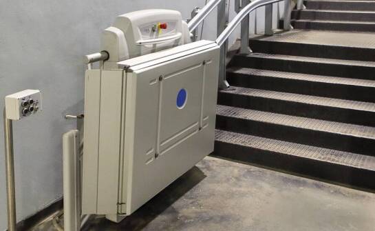 Jakie certyfikaty i normy powinny spełniać mini podnośniki dla niepełnosprawnych?