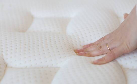 Materace przeciwodleżynowe: kluczowe różnice między modelami piankowymi a rurowymi