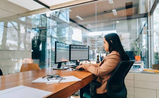Jakie usługi dodatkowe oferuje kantor dla klientów biznesowych?