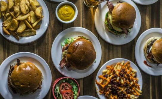 Jak podkładki barowe wspierają identyfikację wizualną marki?