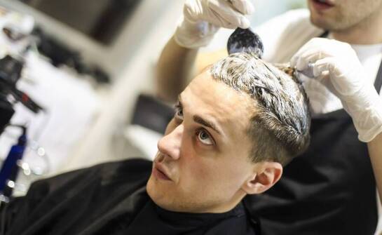 Męskie koloryzacje – najnowsze trendy i techniki w ofercie fryzjera