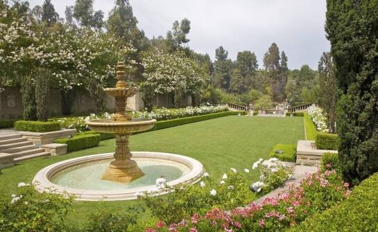 Spacer po historycznym ogrodzie hotelowym – idealne miejsce na relaks