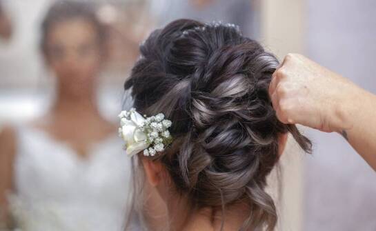 Dlaczego warto zaufać profesjonalnemu fryzjerowi damskiemu w kwestii upięć okolicznościowych?
