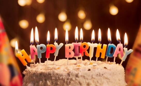 Ciekawe pomysły na humorystyczne toppery na tort urodzinowy