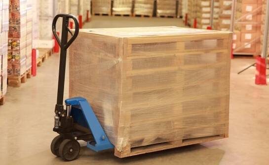 Jak dobrać odpowiednią sztaplarkę do specyficznych potrzeb magazynu?