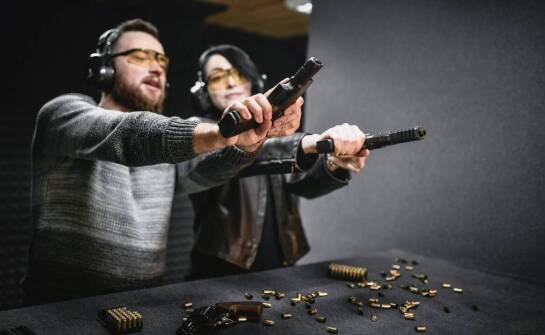 Jakie są najpopularniejsze rodzaje broni używane w treningach strzeleckich?