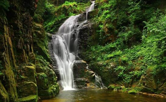Wycieczki edukacyjne do najwyższego wodospadu - co mogą zyskać dzieci i młodzież?