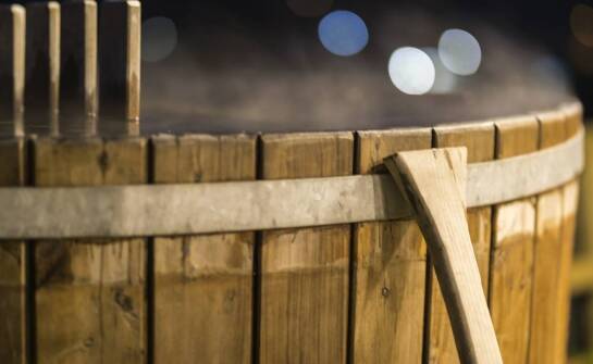 Holzbadefass und Gartengestaltung – welche Lösungen sind verfügbar?