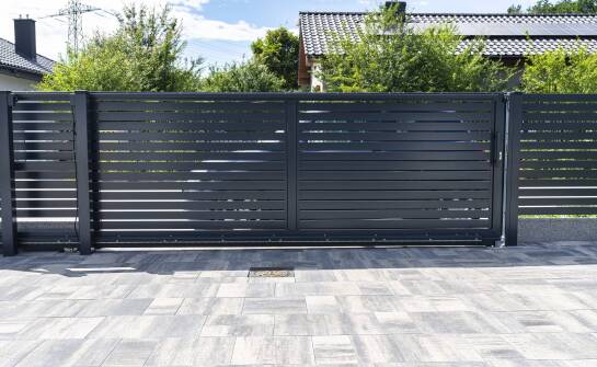 Der Prozess der Montage eines Doppelstabmattenzaun polen – was sollte man wissen?