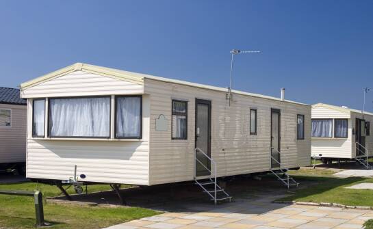 Jak domki holenderskie są przygotowywane do transportu na duże odległości?