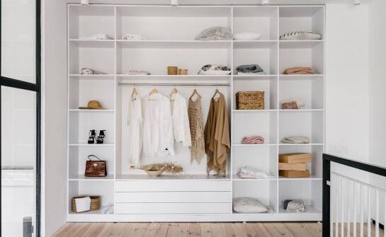 Szafy wnękowe a efektywne wykorzystanie przestrzeni w sypialni