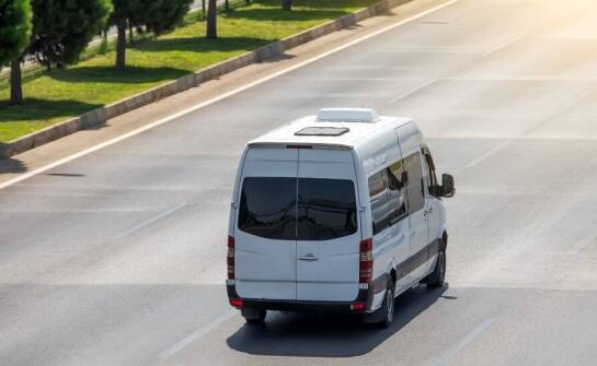 Jakie są zalety wynajmu busów z nowoczesnymi systemami multimedialnymi?