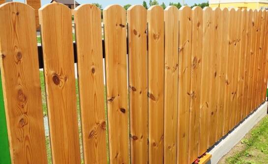 Estetyka i praktyczność ogrodzeń drewnianych w nowoczesnym ogrodzie