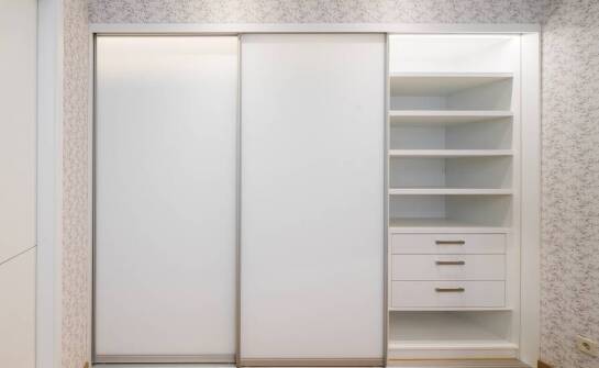 Funkcjonalne dodatki do szaf przesuwnych na wymiar