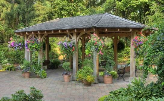 Porównanie różnych typów wiat ogrodowych – co wybrać?