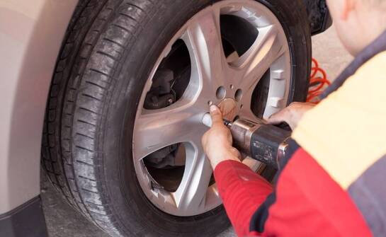 Jak całodobowa wulkanizacja mobilna minimalizuje przestoje na drodze?