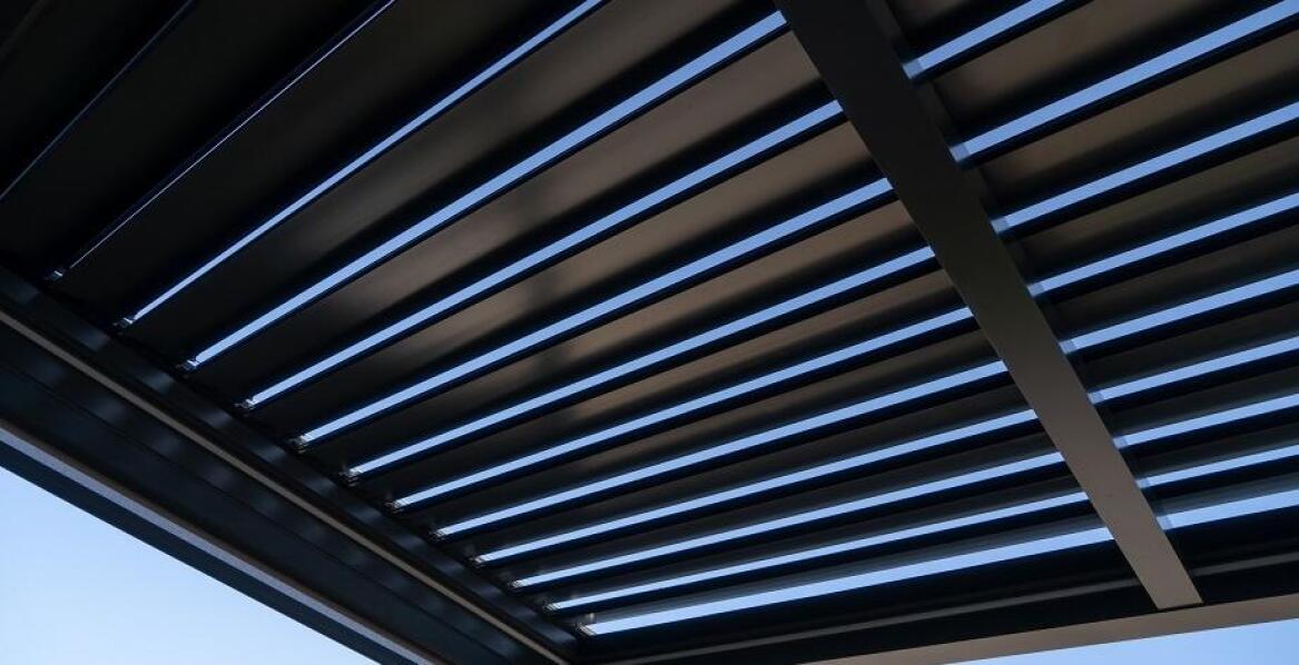 Zadaszenia z konstrukcji stalowych: ochrona przed słońcem i deszczem