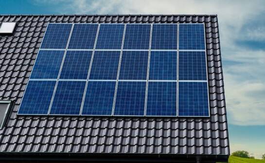 Wpływ różnorodnych typów dachów na wybór konstrukcji pod panele fotowoltaiczne