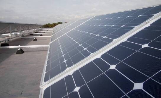 Jak wybrać odpowiedni stelaż do fotowoltaiki dla dachów płaskich?