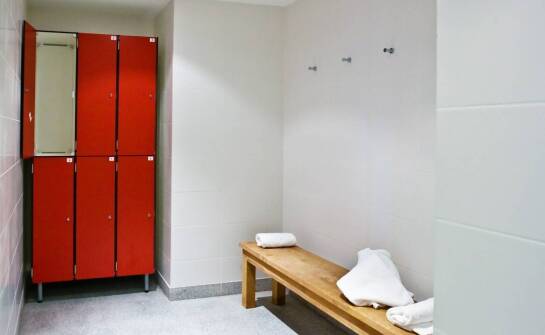 Schlüsselmerkmale von Schließfächern für Umkleidekabinen mit Sitzbank in stark frequentierten Objekten