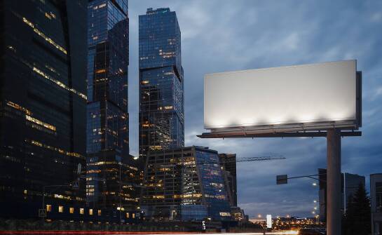 Fotowoltaika w reklamie – przyszłość podświetlanych tablic