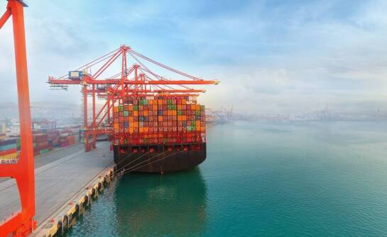 Jakie aspekty prawne należy uwzględnić przy wywozie kontenerów na odpady?