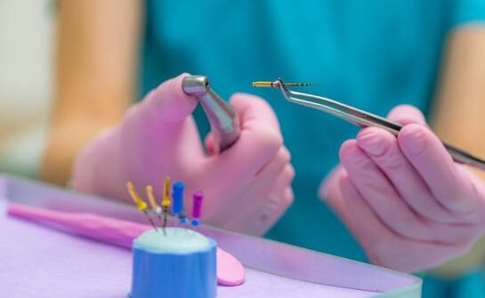 Jak implantologia zmienia podejście do odbudowy uzębienia?