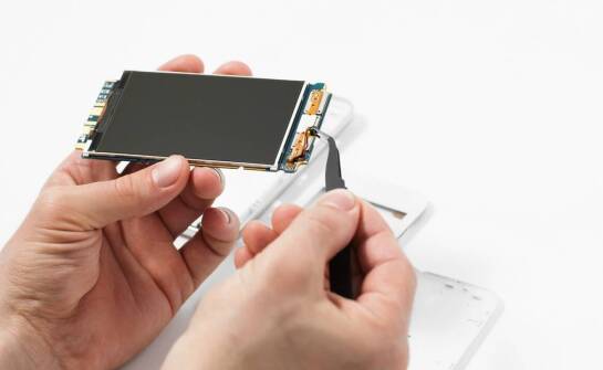 Naprawa telefonów w Warszawie – co zrobić, gdy złącze ładowania przestaje działać?