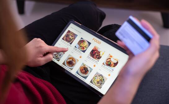 Jak lakier UV podnosi estetykę i trwałość horeca menu?