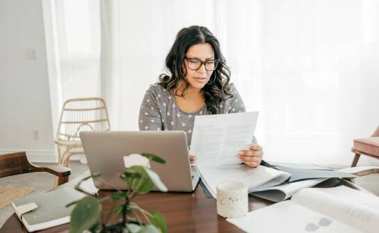 Jakie są korzyści i wady wymeldowania z domu online?