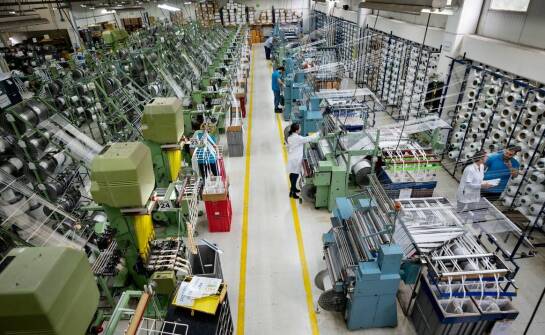 Wpływ prasy do klejenia spodów na efektywność linii produkcyjnej