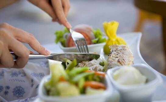 Zdrowe i lekkie posiłki w menu restauracji hotelowej: co warto spróbować?