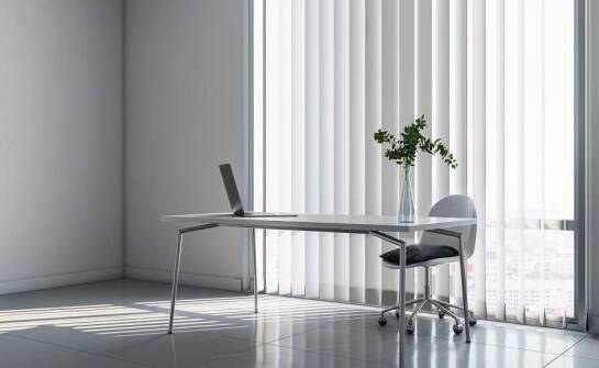 Zastosowanie rolet w biurach – jakie korzyści przynoszą?