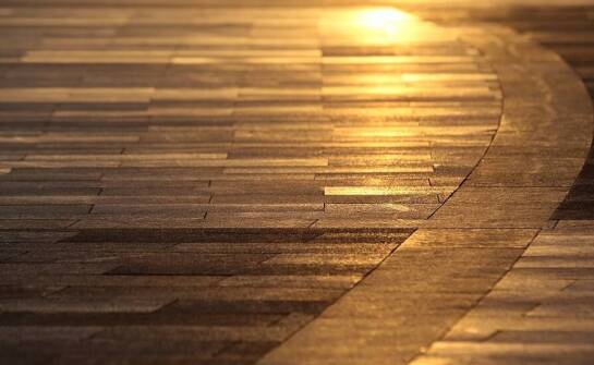 Bruk drewniany na zewnątrz – idealne rozwiązanie dla tarasów i patio