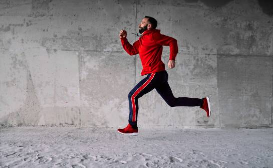 Modne stylizacje z wykorzystaniem męskich spodni dresowych