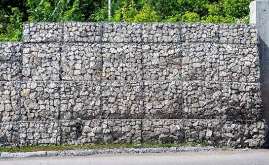 Współpraca z ekipami montażystów przy instalacji gabionów