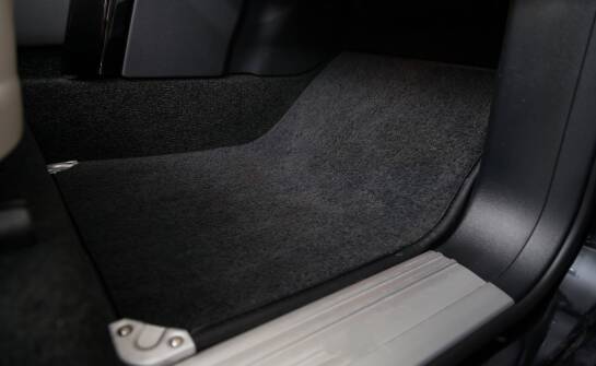 Warum entscheiden sich Fahrer immer öfter für gesteppte Fußmatten in den Kabinen?