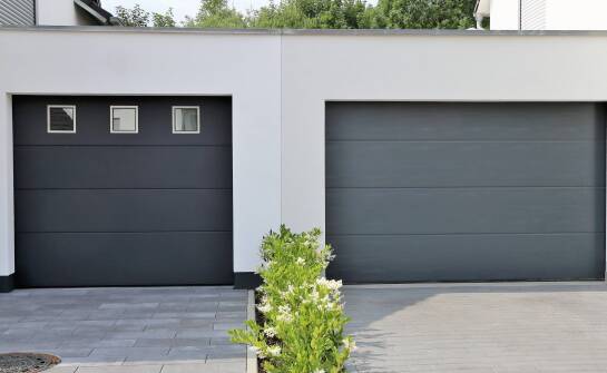 Jakie są zalety wyboru klasycznych kolorów dla bram garażowych w kontekście długowieczności i utrzymania?