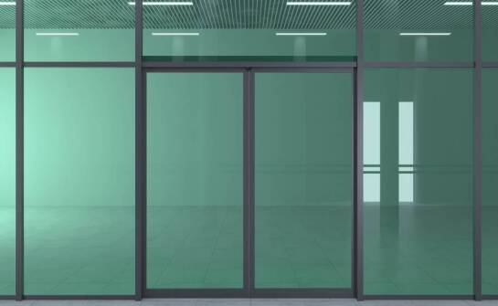 Jak dbać o szklane drzwi na wymiar, aby zachowały swoją estetykę?