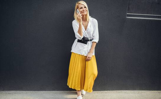 Moda na kolorowe spódnice plisowane – jak dopasować je do sylwetki?