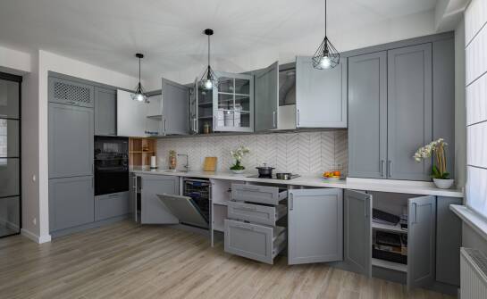 Jak odpowiednie docinanie wpływa na montaż i trwałość mebli kuchennych?