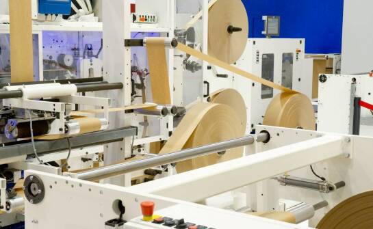 Rola maszyn do tłoczenia na gorąco w zwiększaniu efektywności produkcji