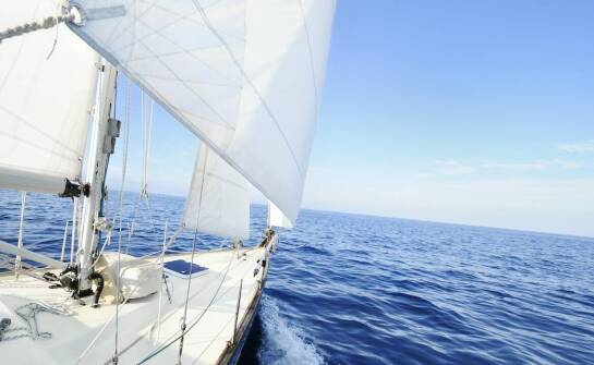 Innowacyjne plandeki na łodzie: ochrona przed wilgocią i promieniowaniem UV